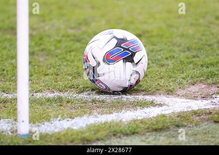 Mansfield, Großbritannien. April 2024. Sky Bet EFL Match Ball während des Spiels Mansfield Town FC gegen Gillingham Town FC SKY Bet EFL League 2 im One Call Stadium, Mansfield, England, Großbritannien am 20. April 2024 Credit: Every Second Media/Alamy Live News Stockfoto