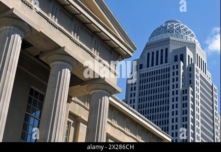 Die historische Louisville Metro Hall, ehemals das Jefferson County Court House, und der 400 West Market Tower befinden sich in der Innenstadt von Louisville, Kentucky. Stockfoto
