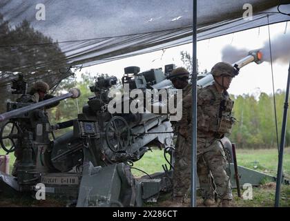 US-Army Captain Ryan Wong, Kommandeur der Phoenix Battery, Field Artillery Squadron, 2. Kavallerie-Regiment, feuerte am 19. April 2024 eine Haubitze M777 während des Saber Strike 24 auf dem Bemowo Piskie Training Ground, Polen. „Unser Teil bei Saber Strike ist es, sicherzustellen, dass alle Waffensysteme, die wir hier haben, effektiv Reichweite abschießen können“, sagte Wong und zeigte die wesentliche Rolle seiner Soldaten für den Erfolg der Übung. DEFENDER ist die Dynamic Employment of Forces to Europe for NATO Deterrence and Enhanced Readiness (dynamische Beschäftigung der Streitkräfte in Europa für die Abschreckung und verbesserte Bereitschaft der NATO) und ist ein von der US-Armee organisiertes europäisches Kommando, das von der US-Armee Europa und Afrika durchgeführt wird Stockfoto