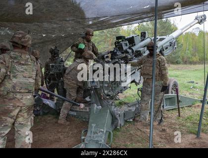 US-Soldaten, die der Carnage Battery, Field Artillery Squadron, 2. Kavallerie-Regiment, zugewiesen sind, laden eine Runde in ihre Haubitze M777 für eine Live-Feuerkoordination während des Saber Strike 24 auf dem Bemowo Piskie Training Ground, Polen, 19. April 2024. Der M77 ist mobil und ermöglicht Brände über größere Entfernungen, unabhängig von Hindernissen oder Gelände. DEFENDER ist die Dynamic Employment of Forces to Europe for NATO Deterrence and Enhanced Readiness (dynamische Beschäftigung der Streitkräfte in Europa für die Abschreckung und verbesserte Bereitschaft der NATO) und ist eine von der US-Armee in Europa und Afrika durchgeführte Übung, die aus Saber Strike, Sofortreaktion und besteht Stockfoto