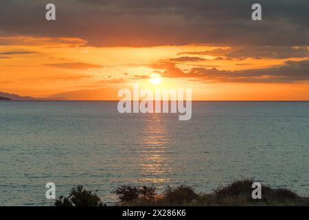 Wunderschöner Sonnenuntergang über dem Ionischen Meer, Kefalonia, Griechenland. Stockfoto