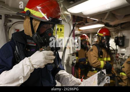 240412-N-MQ781-1095 (11. April 2024) Bay of Cadiz – Damage Controlman 2nd Class Xavier Cram, berichtet als Anführer während der Übungen zur Schadenskontrolle an Bord des Arleigh-Burke-Klasse-Raketenzerstörers USS Roosevelt (DDG 80), 11. April 2024. Die USS Roosevelt ist auf einer geplanten Patrouille im Einsatzgebiet der U.S. Naval Forces Europe, die von der U.S. Sixth Fleet eingesetzt wird, um die Interessen der Vereinigten Staaten, Verbündeten und Partner in der Region zu verteidigen. (Foto der U.S. Navy von Petty Officer 3rd Class Alfredo Marron) Stockfoto