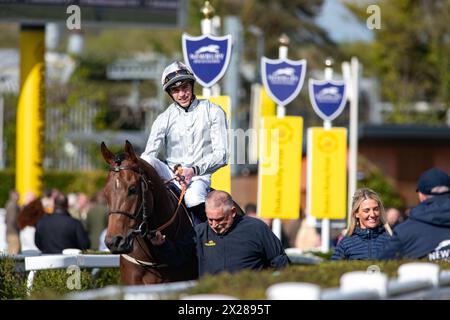 Clockwatcher und James Doyle gehen für die Darley Confined Maiden Stakes, gewonnen von Hidden Law und William Buick. Stockfoto