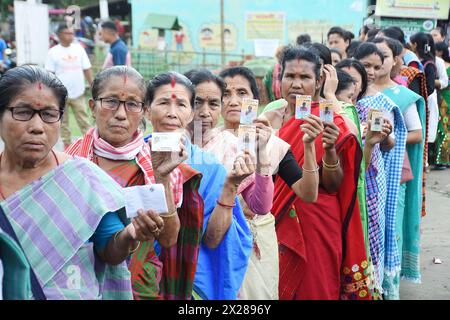 Disangmukh, Indien. April 2024. Indische Wähler halten ihre Personalausweise hoch, während sie in der Schlange warten, um ihre Stimme in der ersten Phase der allgemeinen Wahlen abzugeben, am 19. April 2024 in Disangmukh, Sivasagar, Assam, Indien. Fast 969 Millionen Menschen können in der weltweit größten Demokratie wählen, wobei in den nächsten sechs Wochen sieben Wahlphasen stattfinden. Quelle: PIB Photo/Press Information Bureau/Alamy Live News Stockfoto