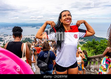 Eine weibliche Tourist/Besucherin posiert für Ein Foto in der Christusstatue, Rio de Janeiro, Brasilien. Stockfoto