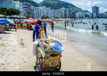 Ein Lebensmittelhändler am Copacabana Beach, Rio de Janeiro, Brasilien. Stockfoto