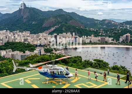 Touristen/Besucher an Bord Eines Hubschraubers für Eine Besichtigungstour, Rio de Janeiro, Brasilien. Stockfoto