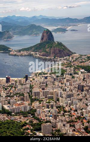 Blick auf die Stadt Rio de Janeiro von Corcovado in Richtung Sugarloaf Mountain, Rio de Janeiro, Brasilien. Stockfoto