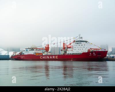 Am 10. April endete Chinas 40. Antarktisexpedition mit der Rückkehr des Polareisbrechers Xuelong nach Qingdao, Shandong, China. Stockfoto