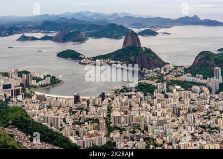 Blick auf die Stadt Rio de Janeiro von Corcovado in Richtung Sugarloaf Mountain, Rio de Janeiro, Brasilien. Stockfoto