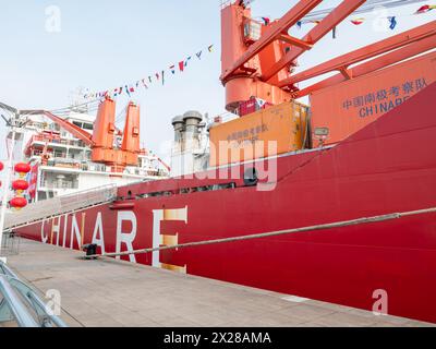 Am 10. April endete Chinas 40. Antarktisexpedition mit der Rückkehr des Polareisbrechers Xuelong nach Qingdao, Shandong, China. Stockfoto