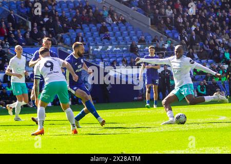 Cardiff, Großbritannien. April 2024. Joe Aribo aus Southampton schießt am Samstag, den 20. April 2024, im Cardiff City Stadium in Cardiff, Wales, beim EFL Skybet-Meisterschaftsspiel Cardiff City gegen Southampton um ein Tor. Dieses Bild darf nur für redaktionelle Zwecke verwendet werden. Nur redaktionelle Verwendung, Bild nach Credit: Andrew Orchard Sportfotografie/Alamy Live News Stockfoto