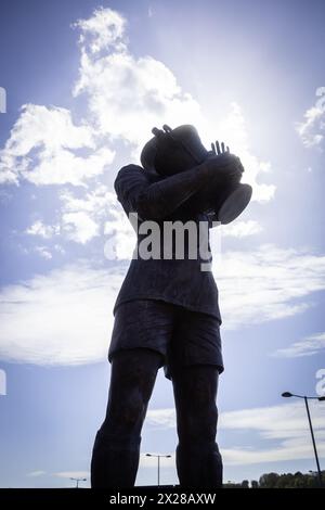 Cardiff, Großbritannien. April 2024. Die Statue von Fred Keenor vor dem Stadion während des EFL Skybet-Meisterschaftsspiels Cardiff City gegen Southampton im Cardiff City Stadium in Cardiff, Wales am Samstag, den 20. April 2024. Dieses Bild darf nur für redaktionelle Zwecke verwendet werden. Nur redaktionelle Verwendung, Bild nach Credit: Andrew Orchard Sportfotografie/Alamy Live News Stockfoto