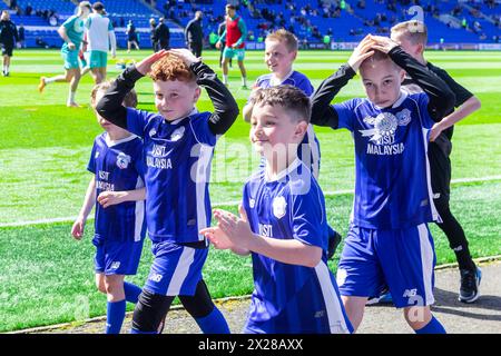 Cardiff, Großbritannien. April 2024. Cardiff Mascots laufen während des EFL Skybet Meisterschaftsspiels Cardiff City gegen Southampton im Cardiff City Stadium in Cardiff, Wales am Samstag, den 20. April 2024. Dieses Bild darf nur für redaktionelle Zwecke verwendet werden. Nur redaktionelle Verwendung, Bild nach Credit: Andrew Orchard Sportfotografie/Alamy Live News Stockfoto