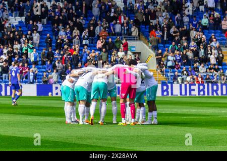 Cardiff, Großbritannien. April 2024. Southampton-Spieler treffen sich vor dem EFL Skybet-Meisterschaftsspiel Cardiff City gegen Southampton am Samstag, den 20. April 2024, im Cardiff City Stadium in Cardiff, Wales. Dieses Bild darf nur für redaktionelle Zwecke verwendet werden. Nur redaktionelle Verwendung, Bild nach Credit: Andrew Orchard Sportfotografie/Alamy Live News Stockfoto