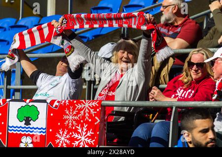 Cardiff, Großbritannien. April 2024. Southampton Fans während des EFL Skybet Meisterschaftsspiels Cardiff City gegen Southampton im Cardiff City Stadium in Cardiff, Wales am Samstag, den 20. April 2024. Dieses Bild darf nur für redaktionelle Zwecke verwendet werden. Nur redaktionelle Verwendung, Bild nach Credit: Andrew Orchard Sportfotografie/Alamy Live News Stockfoto