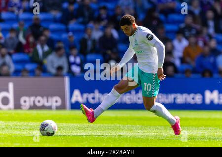 Cardiff, Großbritannien. April 2024. Che Adams aus Southampton im Rahmen des EFL Skybet-Meisterschaftsspiels Cardiff City gegen Southampton am Samstag, den 20. April 2024, im Cardiff City Stadium in Cardiff, Wales. Dieses Bild darf nur für redaktionelle Zwecke verwendet werden. Nur redaktionelle Verwendung, Bild nach Credit: Andrew Orchard Sportfotografie/Alamy Live News Stockfoto