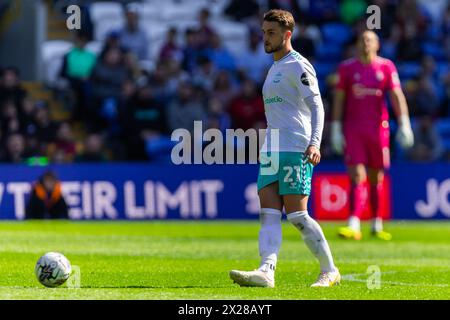 Cardiff, Großbritannien. April 2024. Taylor Harwood-Bellis aus Southampton in Aktion während des EFL Skybet-Meisterschaftsspiels Cardiff City gegen Southampton am Samstag, den 20. April 2024, im Cardiff City Stadium in Cardiff, Wales. Dieses Bild darf nur für redaktionelle Zwecke verwendet werden. Nur redaktionelle Verwendung, Bild nach Credit: Andrew Orchard Sportfotografie/Alamy Live News Stockfoto