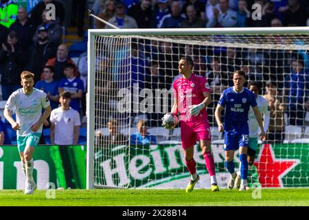 Cardiff, Großbritannien. April 2024. Alex McCarthy aus Southampton in Aktion während des EFL Skybet-Meisterschaftsspiels Cardiff City gegen Southampton am Samstag, den 20. April 2024, im Cardiff City Stadium in Cardiff, Wales. Dieses Bild darf nur für redaktionelle Zwecke verwendet werden. Nur redaktionelle Verwendung, Bild nach Credit: Andrew Orchard Sportfotografie/Alamy Live News Stockfoto