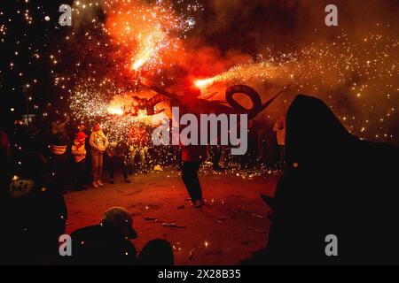 Barcelona, Spanien. April 2024. Ein Feuertier setzt seine fliegenden Funken während der „Festa Major de la Sagrada Familia“. Quelle: Matthias Oesterle/Alamy Live News Stockfoto