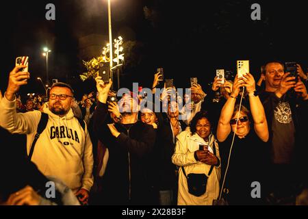 Barcelona, Spanien. April 2024. Touristen fotografieren mit ihren Handys die 'Correfocs' bei der 'Festa Major de la Sagrada Familia'. Quelle: Matthias Oesterle/Alamy Live News Stockfoto