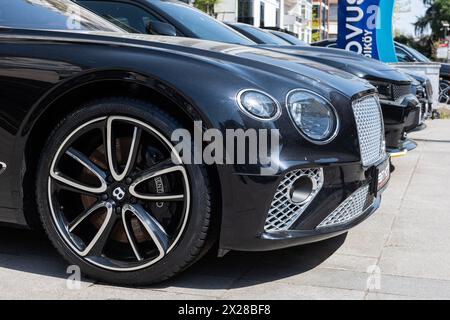 ISTANBUL, TÜRKEI - 4. APRIL 2024: Britisches Luxusauto Bentley Continental GT im Ausstellungsraum. Stockfoto