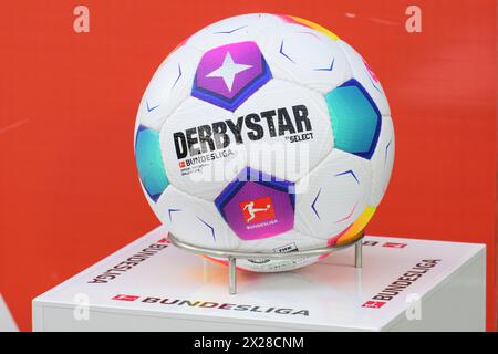 Berlin, Deutschland. April 2024. Derbystar Match Ball der Bundesliga, 1. FC Union Berlin gegen FC Bayern München, 1. Bundesliga, Fußball, DFB, Bundesliga, Saison 2023/2024, Alte Foersterei, 30. Spieltag, Credit: HMB Media/Uwe Koch/Alamy Live News DFB/DFL-VORSCHRIFTEN VERBIETEN JEDE VERWENDUNG VON FOTOS ALS BILDSEQUENZEN UND/ODER QUASI-VIDEO, 20.04.2024, Credit: Heiko Becker/Alamy Live News Stockfoto