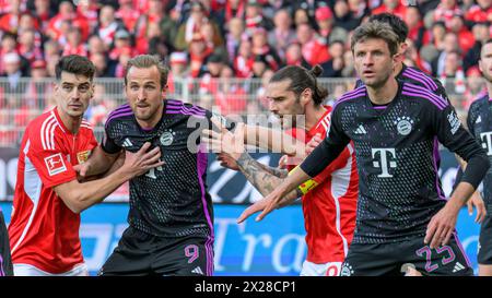 Berlin, Deutschland. April 2024. Von links Diogo leite (1. FC Union Berlin, #04), Harry Kane (FC Bayern München, #09), Christopher Trimmel (1. FC Union Berlin, #28), Thomas Müller (FC Bayern München, #25), Ränke beim Eckstoß im Torbereich, 1. FC Union Berlin gegen FC Bayern München, 1. Bundesliga, Fußball, DFB, Bundesliga, Saison 2023/2024, Alte Foersterei, 30. Spieltag, Credit: HMB Media/Uwe Koch/Alamy Live News DFB/DFL-VORSCHRIFTEN VERBIETEN JEDE VERWENDUNG VON FOTOS ALS BILDSEQUENZEN UND/ODER QUASI-VIDEO, 20.04.2024, Credit: Heiko Becker/Alamy Live News Stockfoto