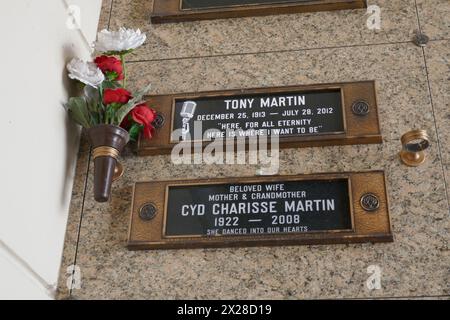 Culver City, Kalifornien, USA 18. April 2024 Sänger Tony Martin Grave und Schauspielerin/Tänzerin Sid Charisse Grave im Court of Matriarchs im Hillside Memorial Park am 18. April 2024 in Culver City, Los Angeles, Kalifornien. Foto: Barry King/Alamy Stock Photo Stockfoto