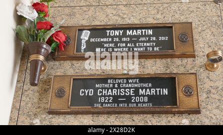 Culver City, Kalifornien, USA 18. April 2024 Sänger Tony Martin Grave und Schauspielerin/Tänzerin Sid Charisse Grave im Court of Matriarchs im Hillside Memorial Park am 18. April 2024 in Culver City, Los Angeles, Kalifornien. Foto: Barry King/Alamy Stock Photo Stockfoto