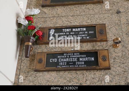 Culver City, Kalifornien, USA 18. April 2024 Sänger Tony Martin Grave und Schauspielerin/Tänzerin Sid Charisse Grave im Court of Matriarchs im Hillside Memorial Park am 18. April 2024 in Culver City, Los Angeles, Kalifornien. Foto: Barry King/Alamy Stock Photo Stockfoto