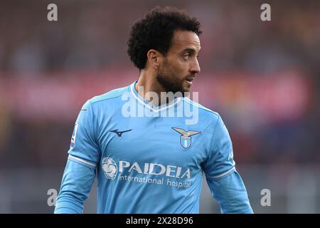 Genua, Italien. April 2024. Felipe Anderson von SS Lazio schaut ihm während des Spiels der Serie A bei Luigi Ferraris in Genua über die Schulter. Der Bildnachweis sollte lauten: Jonathan Moscrop/Sportimage Credit: Sportimage Ltd/Alamy Live News Stockfoto