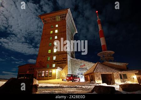 Schierke, Deutschland. April 2024. Mondlicht scheint durch eine Wolkendecke auf dem Brocken. Nachts, an klaren Tagen, können Sie viele Lichter aus den umliegenden Dörfern am Brocken sehen. Es gibt Schnee. Quelle: Matthias Bein/dpa/Alamy Live News Stockfoto