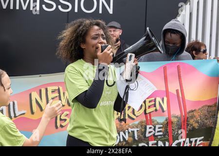 Newark, New Jersey, USA. April 2024. CHLOE DESIR von der Ironbound Community Corporation (ICC) und ein Organisator für Umweltgerechtigkeit während des ICC-Protestes bei der Passaic Valley Sewage Commission in Newark, New Jersey. Ihre Gruppe ICC und andere Unterstützer marschierten zum Gebäude der Passaic Valley Sewage Commission und ließen sie wissen, dass wir hier in Newark kein viertes Kraftwerk wollen", sagte Desir. (Kreditbild: © Brian Branch Price/ZUMA Press Wire) NUR REDAKTIONELLE VERWENDUNG! Nicht für kommerzielle ZWECKE! Quelle: ZUMA Press, Inc./Alamy Live News Stockfoto