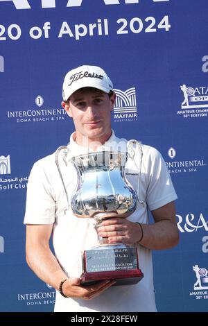 Doha, Katar. April 2024. Englands Calum Fitzgerald posiert am Samstag, den 20. April 2024 mit der Trophäe Qatar Open Amateur Golf Championship im Doha Golf Club in Katar Credit: Armstrong Vas/Alamy Live News Stockfoto