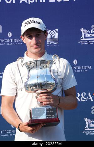 Doha, Katar. April 2024. Englands Calum Fitzgerald posiert am Samstag, den 20. April 2024 mit der Trophäe Qatar Open Amateur Golf Championship im Doha Golf Club in Katar Credit: Armstrong Vas/Alamy Live News Stockfoto