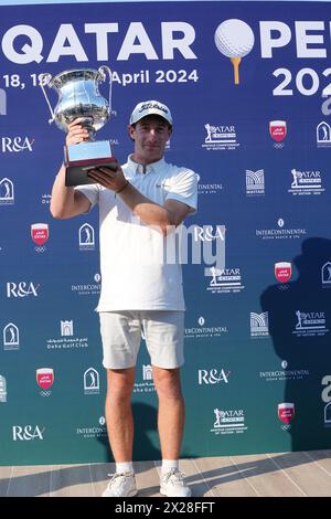 Doha, Katar. April 2024. Englands Calum Fitzgerald posiert am Samstag, den 20. April 2024 mit der Trophäe Qatar Open Amateur Golf Championship im Doha Golf Club in Katar Credit: Armstrong Vas/Alamy Live News Stockfoto