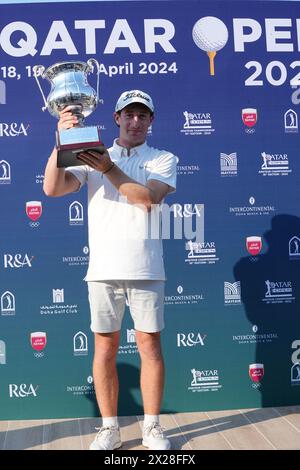 Doha, Katar. April 2024. Englands Calum Fitzgerald posiert am Samstag, den 20. April 2024 mit der Trophäe Qatar Open Amateur Golf Championship im Doha Golf Club in Katar Credit: Armstrong Vas/Alamy Live News Stockfoto