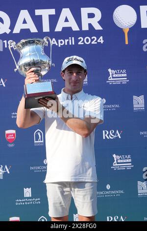 Doha, Katar. April 2024. Englands Calum Fitzgerald posiert am Samstag, den 20. April 2024 mit der Trophäe Qatar Open Amateur Golf Championship im Doha Golf Club in Katar Credit: Armstrong Vas/Alamy Live News Stockfoto