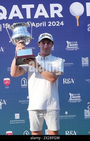 Doha, Katar. April 2024. Englands Calum Fitzgerald posiert am Samstag, den 20. April 2024 mit der Trophäe Qatar Open Amateur Golf Championship im Doha Golf Club in Katar Credit: Armstrong Vas/Alamy Live News Stockfoto