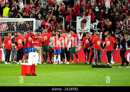 Girona, Spanien. April 2024. Spieler des FC Girona feiern, nachdem sich sein Team für einen Platz in einer der drei europäischen Trophäen (Ligaposition steht aus) nach dem Fußballspiel La Liga zwischen Girona FC und Cadiz CF am 20. April 2024 im Montilivi-Stadion in Girona, Spanien, qualifiziert hat. Foto: Siu Wu Credit: dpa/Alamy Live News Stockfoto