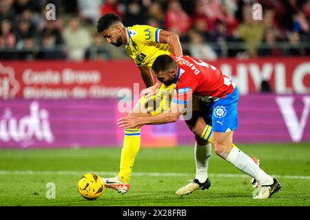 Girona, Spanien. April 2024. Chris Ramos (Cadiz CF) duelliert um den Ball gegen David Lopez (Girona FC) während des La Liga Fußballspiels zwischen Girona FC und Cadiz CF im Montilivi Stadium am 20. April 2024 in Girona, Spanien. Foto: Siu Wu Credit: dpa/Alamy Live News Stockfoto