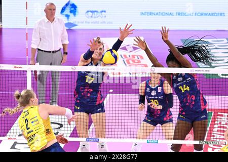 Florenz, Italien. April 2024. Action-Spiel und Spielerbilder zwischen Savino Del Bene Scandicci und Prosecco Doc Imoco Conegliano im Volleyball - Superliga Serie A - Final Playoff 2023/2024 2Â° Spiel im Pala Wanny in Florenz, Italien am 20. April 2024. Während der Playoff - Finale - Savino Del Bene Scandicci vs Prosecco Doc Imoco Conegliano, Volleyball Italian Serie A1 Women Match in Florenz, Italien, 20. April 2024 Credit: Independent Photo Agency/Alamy Live News Stockfoto