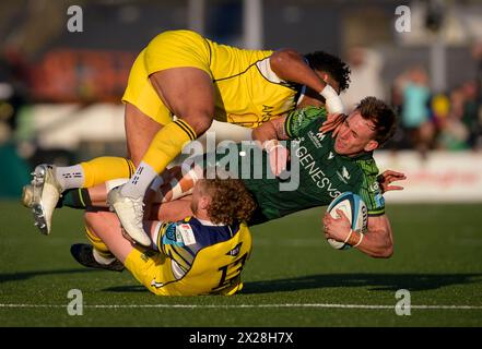 Galway, Irland. April 2024. John Porch von Connacht mit Fetuli Paea und Scott Gregory von Zebre Credit: Don Soules/Alamy Live News Stockfoto