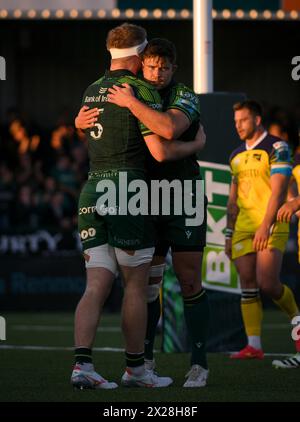 Galway, Irland. April 2024. Niall Murray feiert seinen Versuch mit Connacht-Teamkollegen Dave Heffernan Credit: Don Soules/Alamy Live News Stockfoto