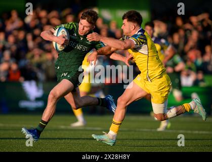 Galway, Irland. April 2024. Connacht's Matthew Devine unter dem Druck von Zebres Geronimo Prisciantelli Credit: Don Soules/Alamy Live News Stockfoto