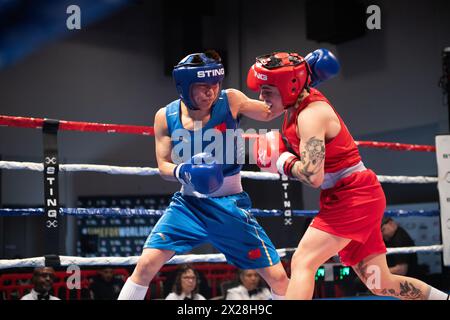 Pueblo, Colorado, USA. April 2024. Die Chinesin Yu Wu (Blau) besiegt Monique Suraci aus Australien (Rot) im Finale der 50-kg-Meisterschaft der Frauen. Quelle: Casey B. Gibson/Alamy Live News Stockfoto