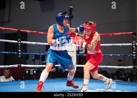 Pueblo, Colorado, USA. April 2024. Die Chinesin Yu Wu (Blau) besiegt Monique Suraci aus Australien (Rot) im Finale der 50-kg-Meisterschaft der Frauen. Quelle: Casey B. Gibson/Alamy Live News Stockfoto