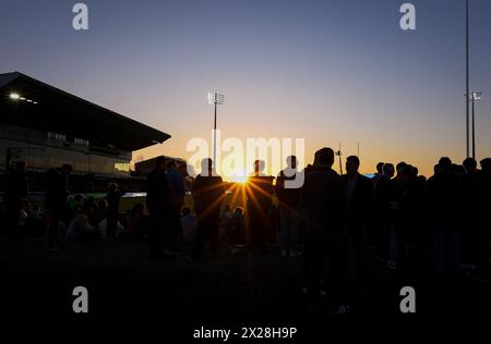 Galway, Irland. April 2024. Die Sonne untergeht über dem Dexcom Stadium in Galway Credit: Don Soules/Alamy Live News Stockfoto