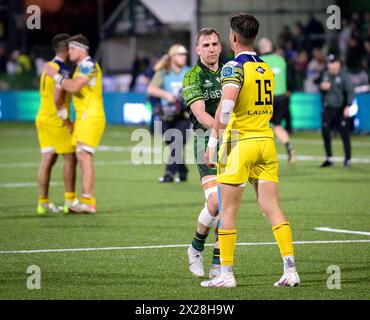 Galway, Irland. April 2024. Connachts John Porch schüttelt sich die Hand mit Lorenzo Pani von Zebre am Ende des Spiels Credit: Don Soules/Alamy Live News Stockfoto